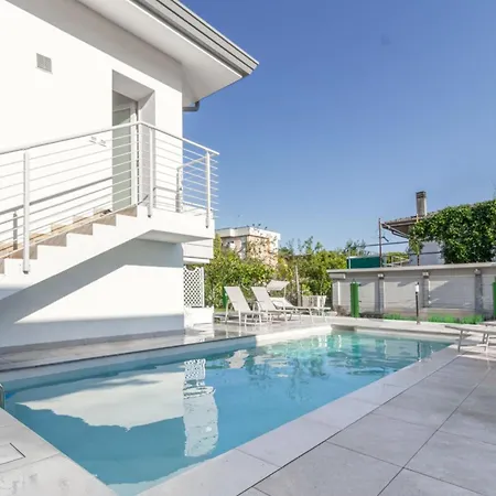 Trendy Flat With Shared Pool And Terrace * Μπιμπιόνε