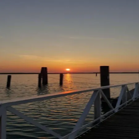 Trendy Flat With Shared Pool And Terrace Lägenhet